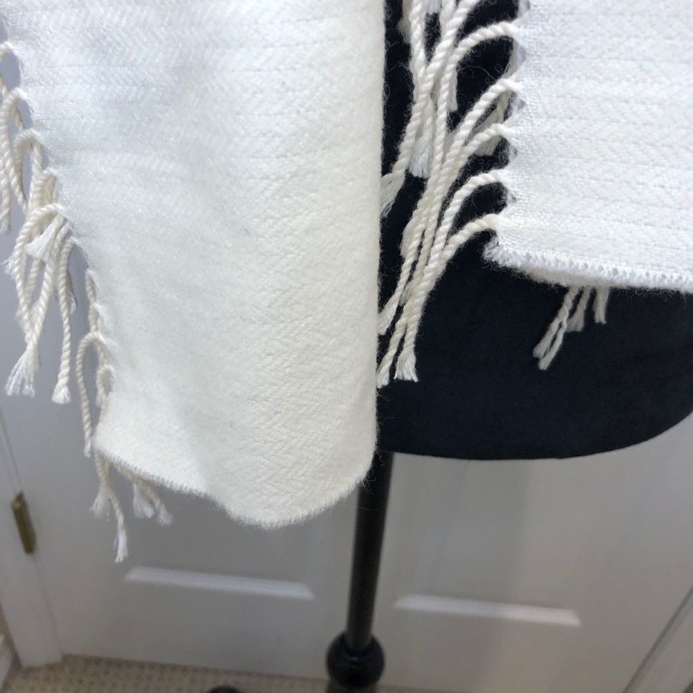 Boru Jimmy Hourihan cream fringed scarf - Picture 4 of 7